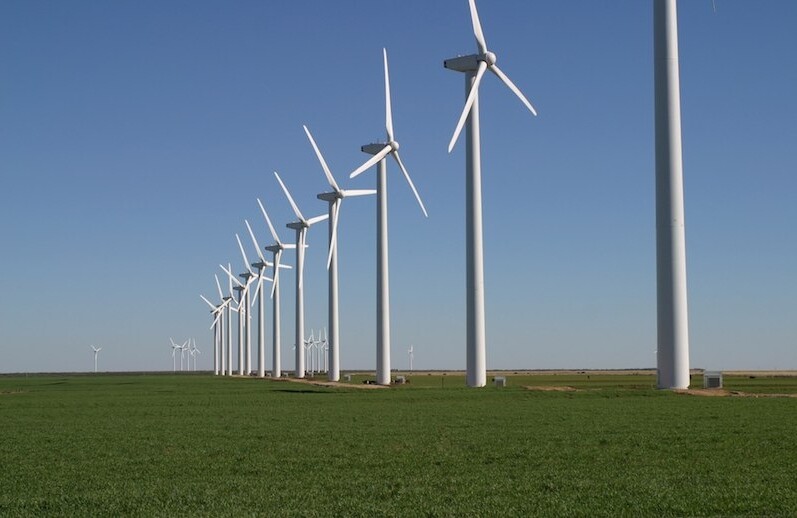 The Brazos Wind Farm near Fluvanna, Texas. CREDIT: <a href="https://en.wikipedia.org/wiki/File:GreenMountainWindFarm_Fluvanna_2004.jpg">Leaflet</a> (<a href="https://creativecommons.org/licenses/by-sa/3.0/deed.en">CC</a>)
