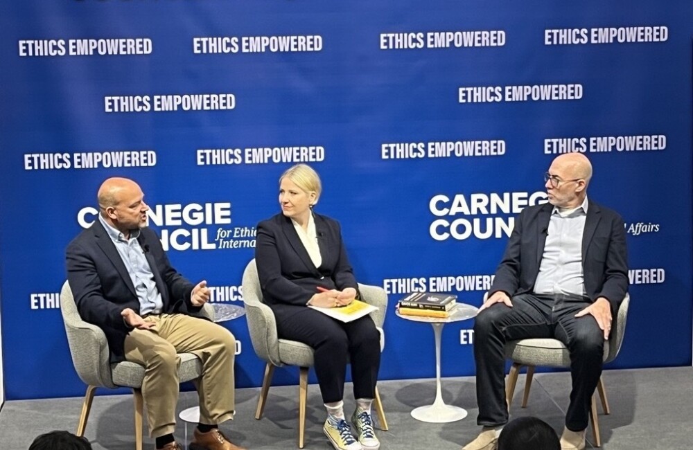 De izquierda a derecha: Nikolas Gvosdev, Tatiana Serafin, Peter Goodman. CRÉDITO: Noha Mahmoud.