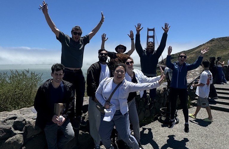 Los becarios del programa Carnegie Ethics visitan el puente Golden Gate. CRÉDITO: Must See Tours.