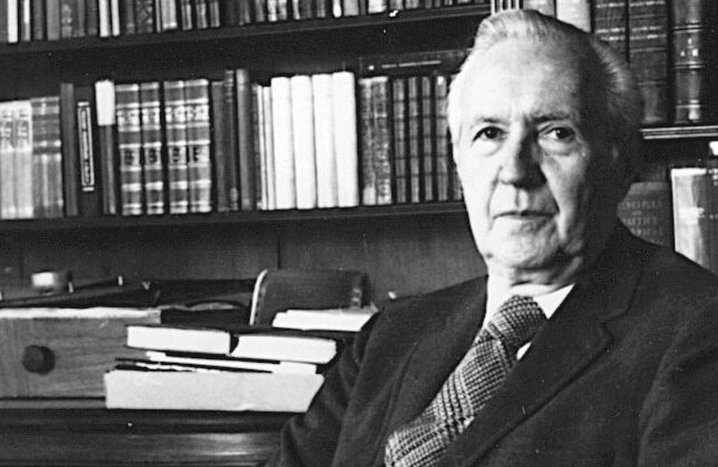 Jacques Barzun en una foto publicitaria sin fecha