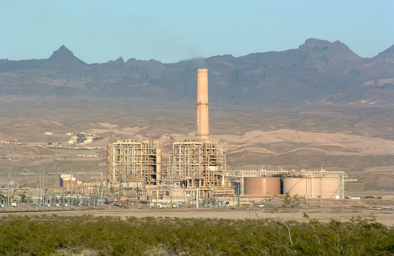 The Mohave Power Station, a 1,580 MW coal power station in Nevada, has been out of service since 2005 due to environmental restrictions. CREDIT: <a href="https://en.wikipedia.org/wiki/Fossil_fuel_power_station#/media/File:Mohave_Generating_Station_1.jpg">Kjkolb</a> (<a href="https://creativecommons.org/licenses/by/2.5/">CC</a>)