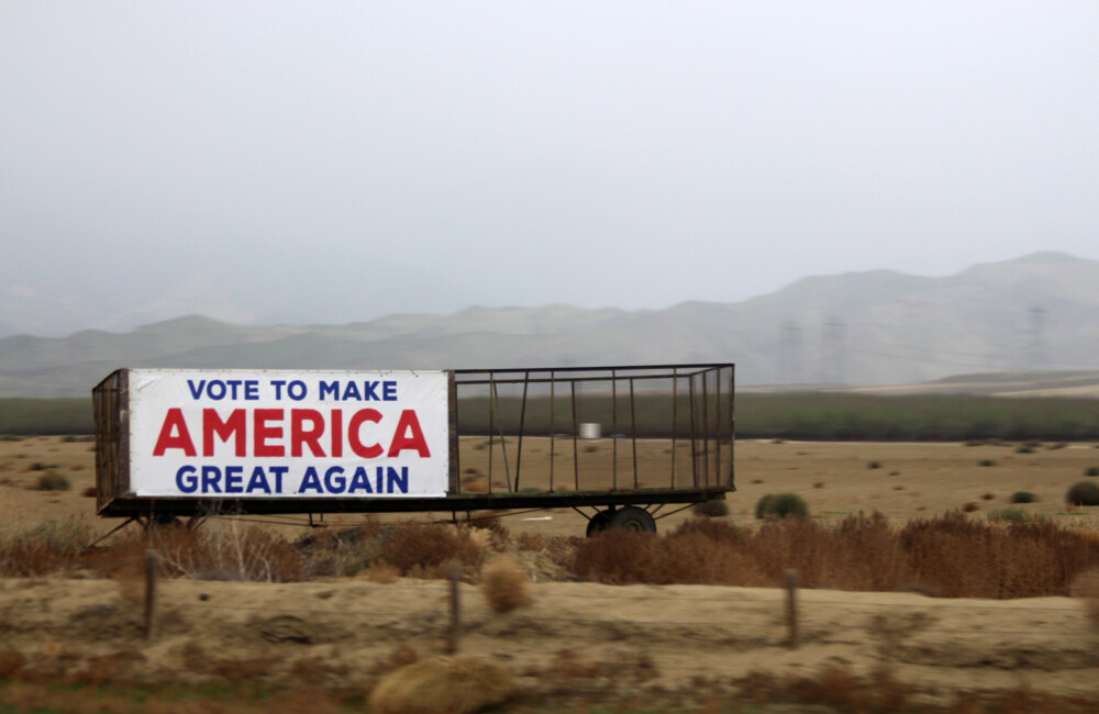 Valla publicitaria Vote to America Great Again. CRÉDITO: Quinn Dombrowski (CC).