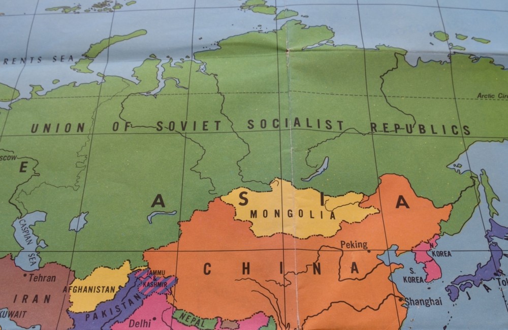 Primer plano de un colorido mapa antiguo en el que aparecen la URSS, Irán, Mongolia, China y Turquía. CRÉDITO: Shutterstock.com/﻿bRollGO.