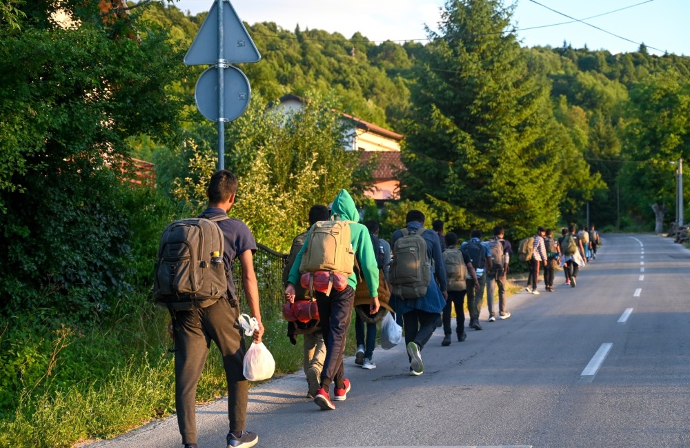 Grupo de migrantes que intentan cruzar la frontera en los Balcanes Occidentales. CRÉDITO: Shutterstock.com/Ajdin Kamber.