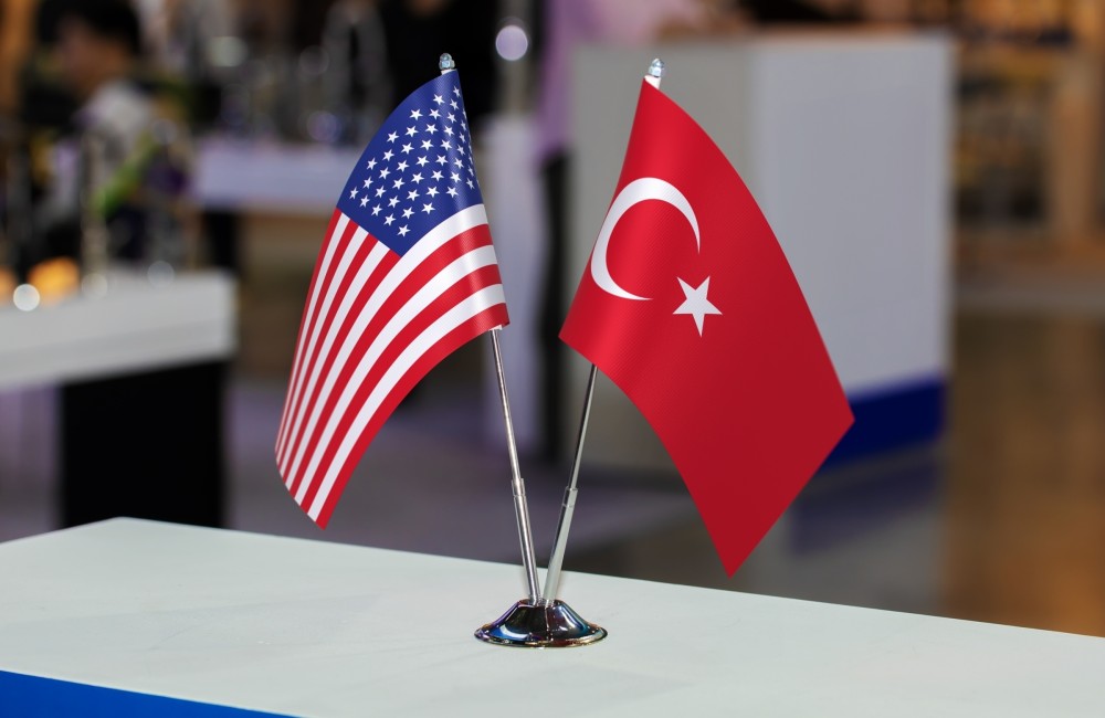 Drapeaux des États-Unis et de la Turquie. CRÉDIT : Shutterstock.com/﻿hodim﻿.