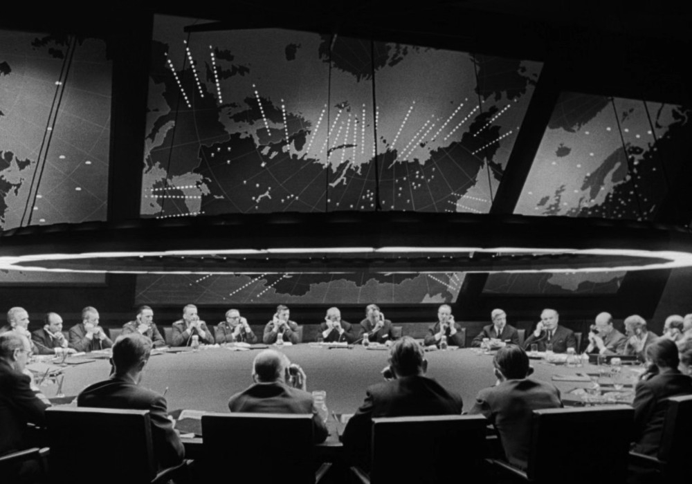 La salle de crise du film « Docteur Folamour ». CRÉDIT : Columbia Pictures/Domaine public.