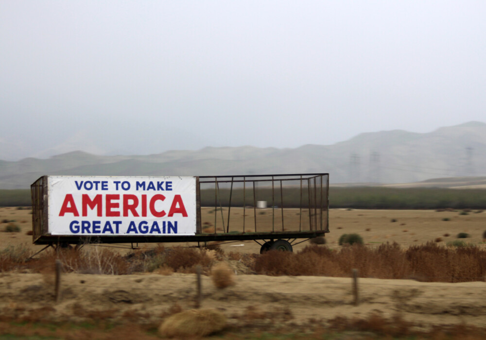 Valla publicitaria Vote to America Great Again. CRÉDITO: Quinn Dombrowski (CC).