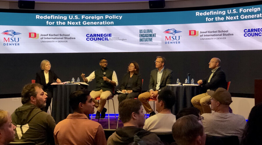 De izquierda a derecha: Tatiana Serafin, Debak Das, Stephanie Santos, Robert Preuhs, Nikolas Gvosev, en la Universidad Estatal Metropolitana de Denver, 28 de septiembre de 2023.