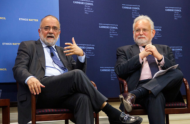 De izq. a dcha: Ahmed Rashid y Barnett Rubin. CRÉDITO: Amanda Ghanooni, Carnegie Council