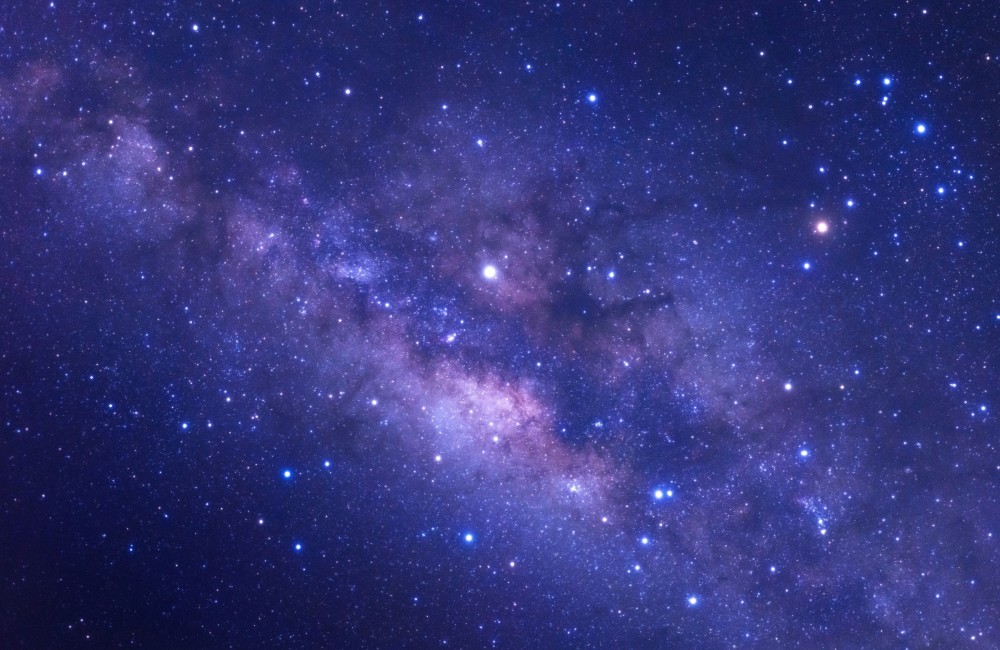 Estrellas en el polvo espacial del universo y la Vía Láctea. CRÉDITO: Shutterstock.com/